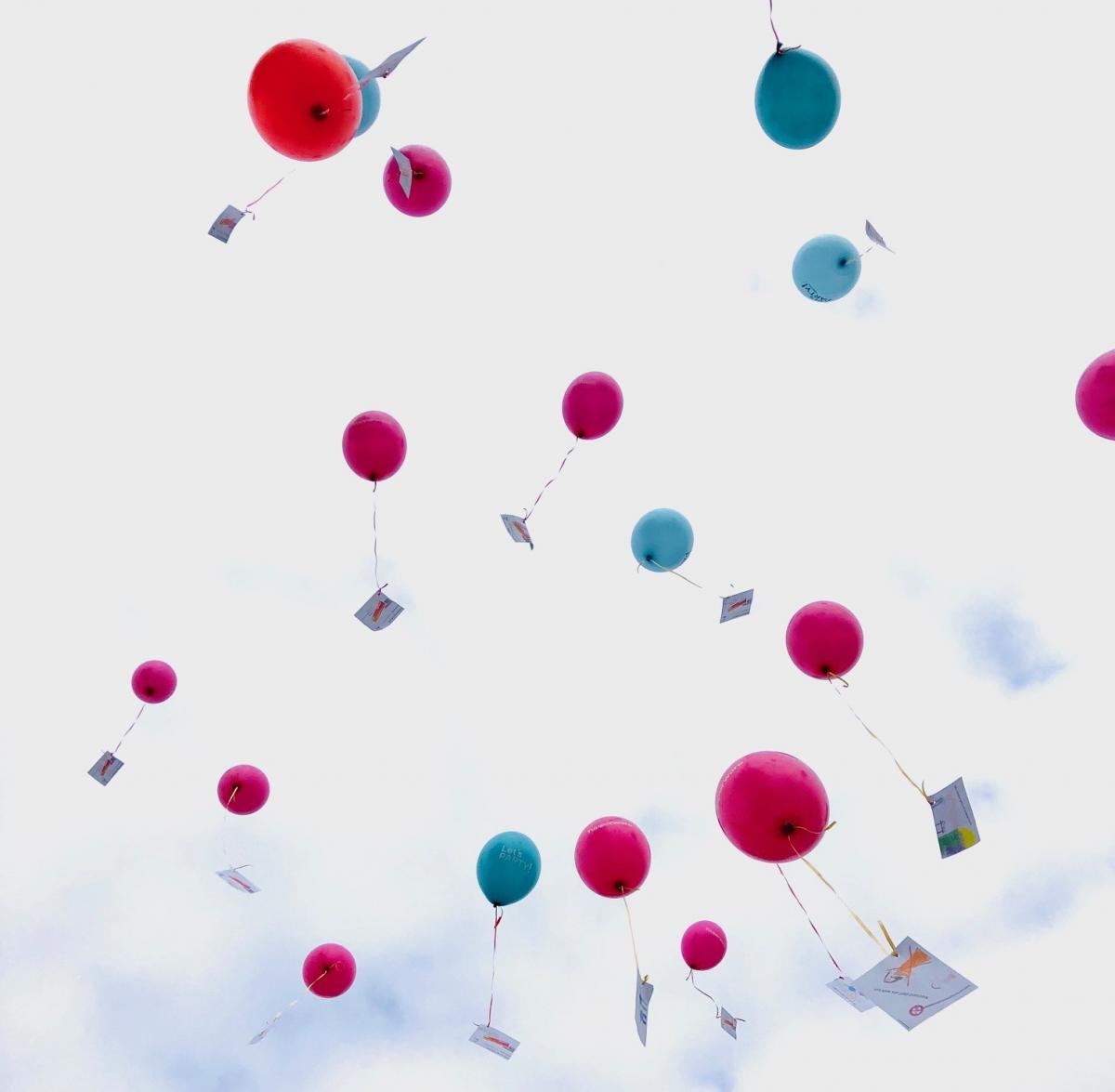 Die Kinder ließen bunte Ballons in den Himmel steigen. von privat