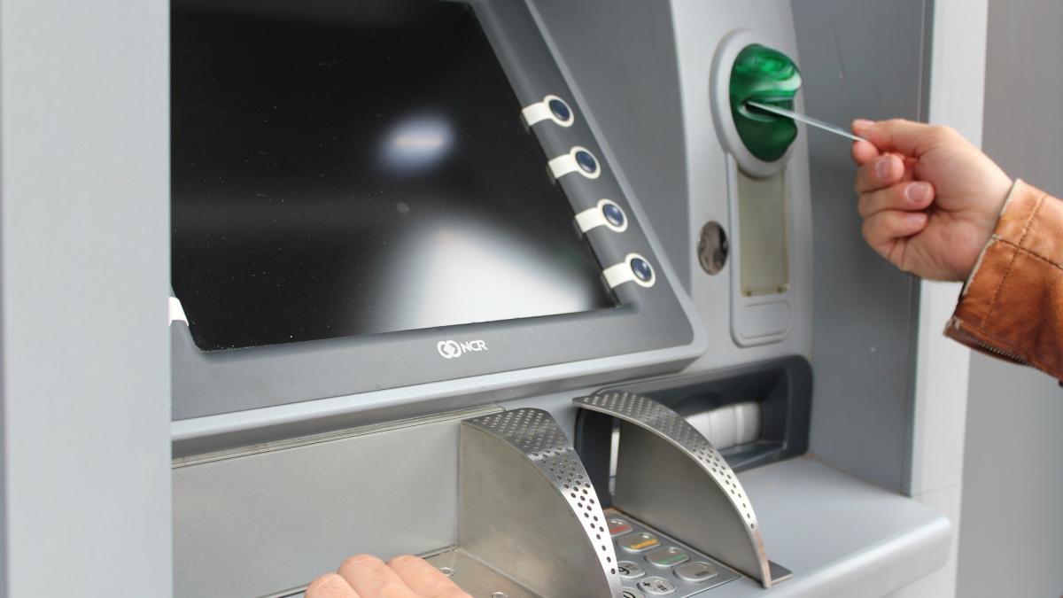 Geld abheben und Kontoauszüge ausdrucken ist in der Volksbank-Filiale in Fretter jeden Tag von 5 bis 23 Uhr möglich. von Symbolfoto Pixabay