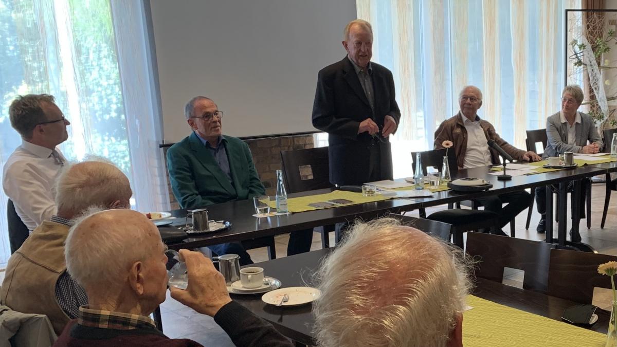 Bürgermeister Tobias Puspas, Hartmut Schweinsberg, den Referenten, Werner Grieß, Dr. Herbert Stelling und Marion Schwarte (von links). von privat
