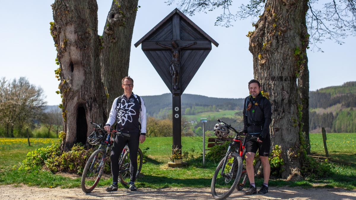 Die Bürgermeister Tobias Puspas (l.) und Björn Jarosz laden die Bürger zu einer Fahrradtour ein. von privat