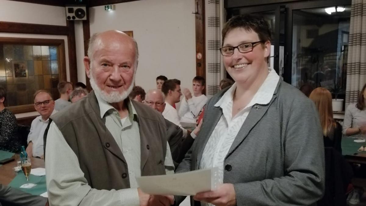 Claudia Sangermann gratulierte Karl Sprenger zu seiner 65-jährigen Mitgliedschaft in der Kolpingsfamilie Heggen. von privat