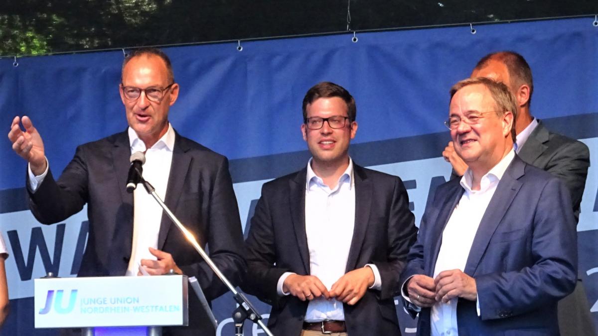 Archivfoto: Landtagsabgeordneter Jochen Ritter, Bundestagskandidat Florian Müller und Armin Laschet (von links) bei einer Parteiveranstaltung in Olpe. von Sigrid Mynar