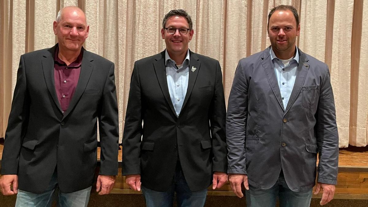 Die wiedergewählten Vorstandsmitglieder Christoph Jung (links) und Markus Drexelius zusammen mit Hauptmann Christian Busch (Mitte). von privat