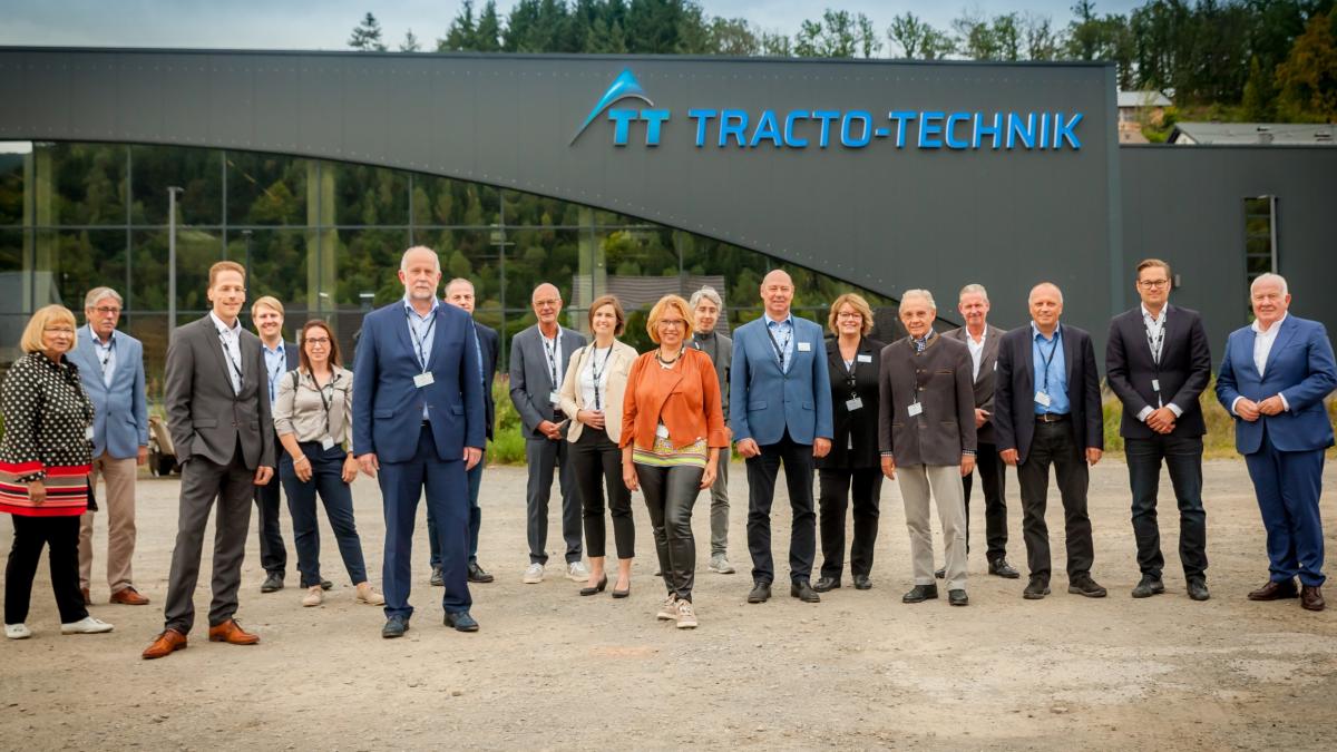 Vorstand, Geschäftsführung und Gäste vor einer der Produktionshallen der Tracto-Technik GmbH. von privat
