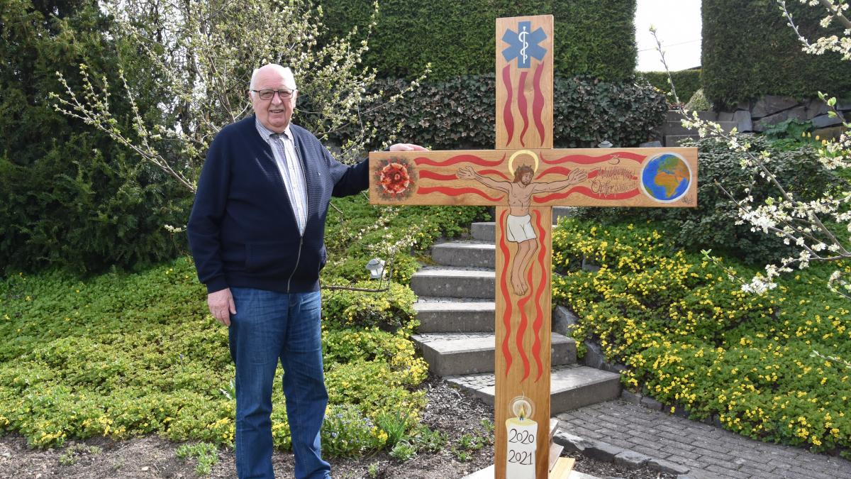 Werner Hesse freut sich, dass sein Corona-Kreuz in vier Monaten 4200 Euro Spenden für das Hospiz eingebracht hat. von Nicole Voss