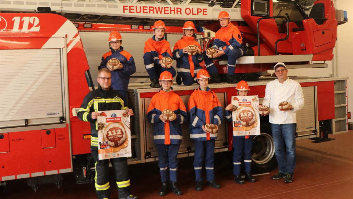 Bäckermeister Andreas Zinke besuchte die Olper Jugendfeuerwehr und hatte die „Florians Kruste“ dabei. von Feuerwehr Olpe