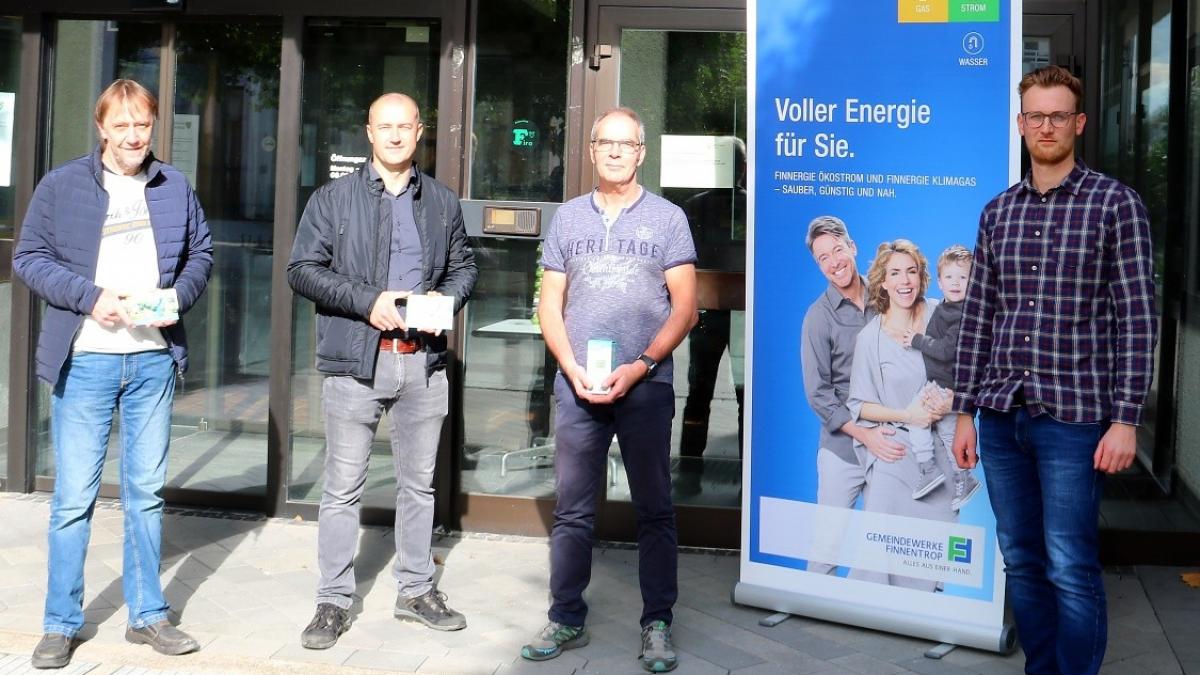 Von links: Andreas Schulte, Damian Sas sowie Peter Rademacher freuten sich über die Gewinne, überreicht von Alexander Vogel (Gemeindewerke Finnentrop). von privat