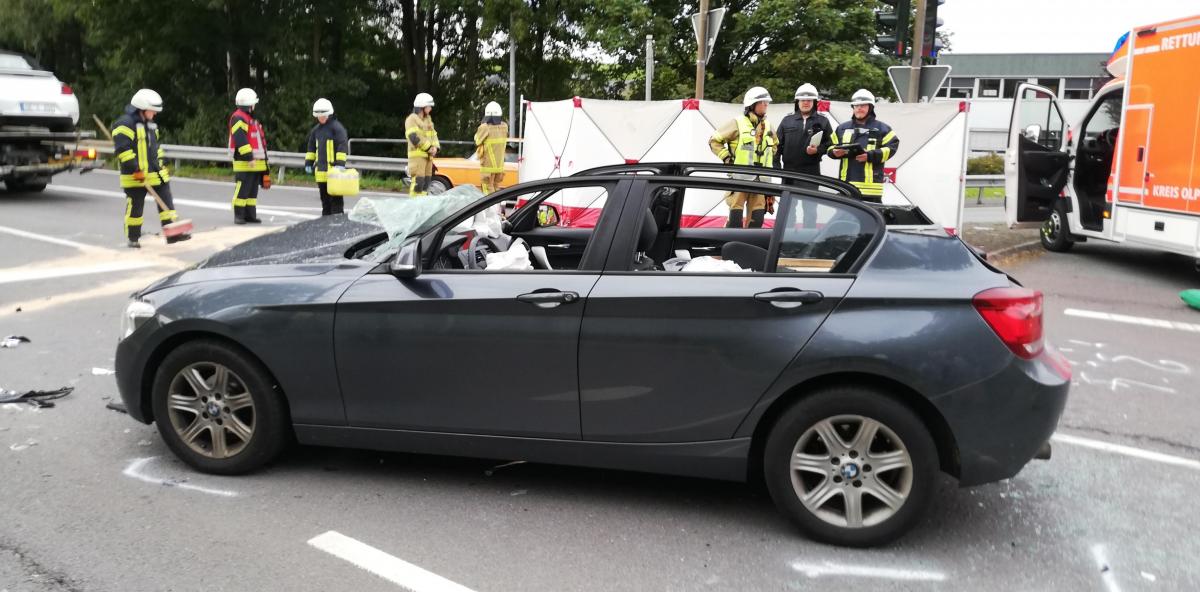 Die Feuerwehr schnitt das Dach auf um die Fahrerin des BMW schonend zu aus dem Fahrzeug zu befreien. von Adam Fox
