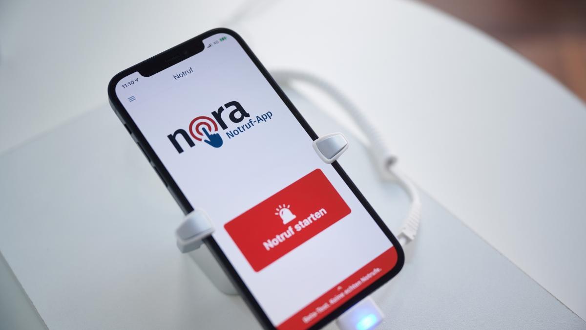Die Notruf-App „nora“ erleichtert insbesondere Menschen mit Sprach- und Hörbehinderungen den Notruf abzusetzen. von IM NRW/Bernd Thissen