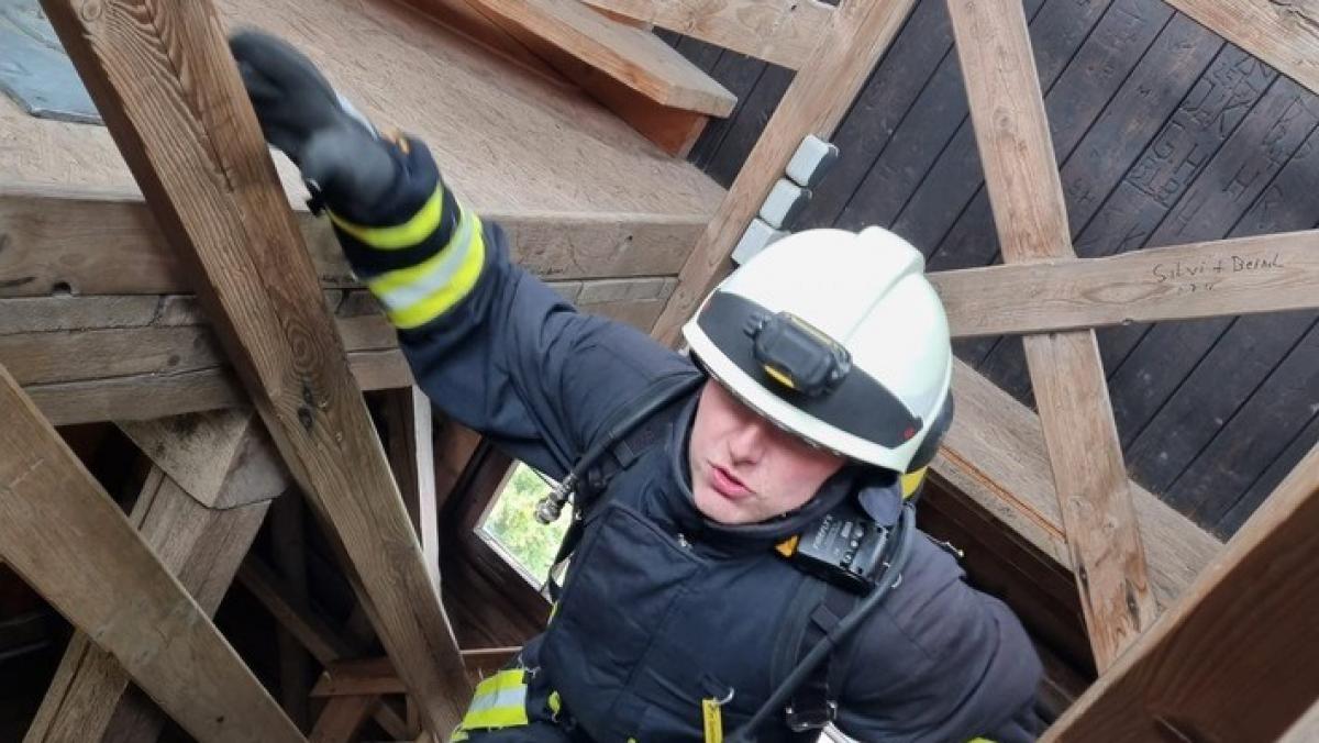 Ein Kamerad beim Aufstieg in den Rhein-Weser-Turm während der Firefighter Challenge 2021 von Pressestelle Feuerwehr Kirchhundem