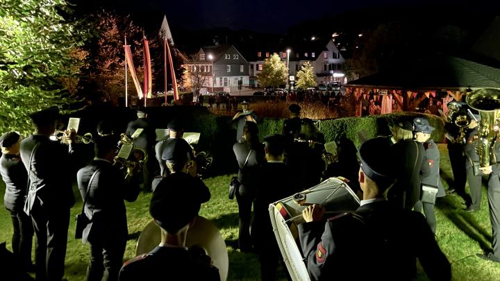 Der Tag der Deutschen Einheit wurde mit einem großen Zapfenstreich am Dorfbrunnen gefeiert.