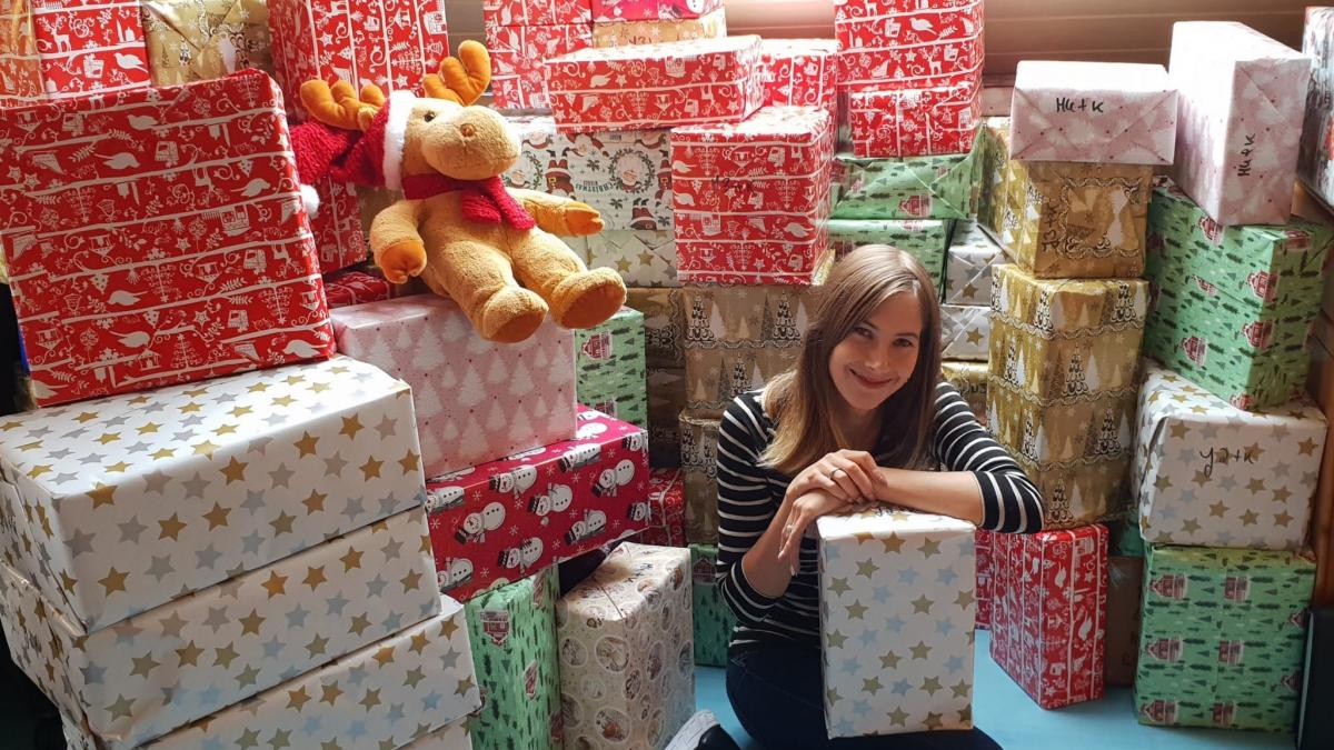Christina Döring inmitten der bereits gepackten Weihnachtsgeschenke. von Nicole Voss