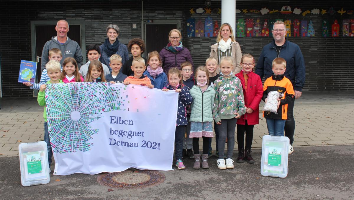 Die Initiatoren der Hilfsaktion, Peter Niklas (links) und Hubertus Sieler (rechts), bedankten sich bei den Mädchen und Jungen der Grundschule Gerlingen für die Unterstützung. von Wolfgang Schneider
