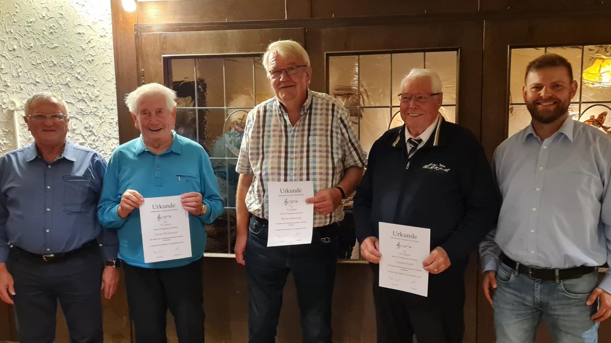 Versammlung beim Männerchor Langenei-Kickenbach: (v.l.) Der ausscheidende Berni Friedhoff, die Jubilare Erwin Wittemund, Bruno Hennecke und Günter Peetz sowie der 1. Vorsitzende Tobias Kramer. von privat