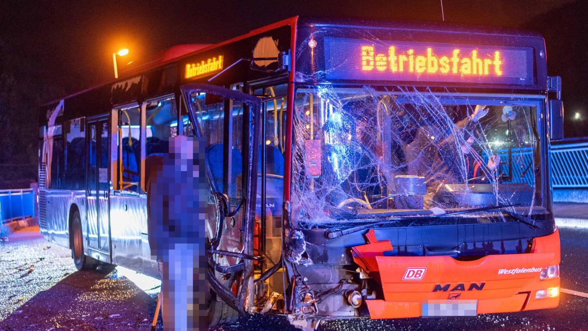 Ein Omnibus hat bei einem Unfall auf der B 236 in Meggen enormen Schaden genommen. von Nils Dinkel