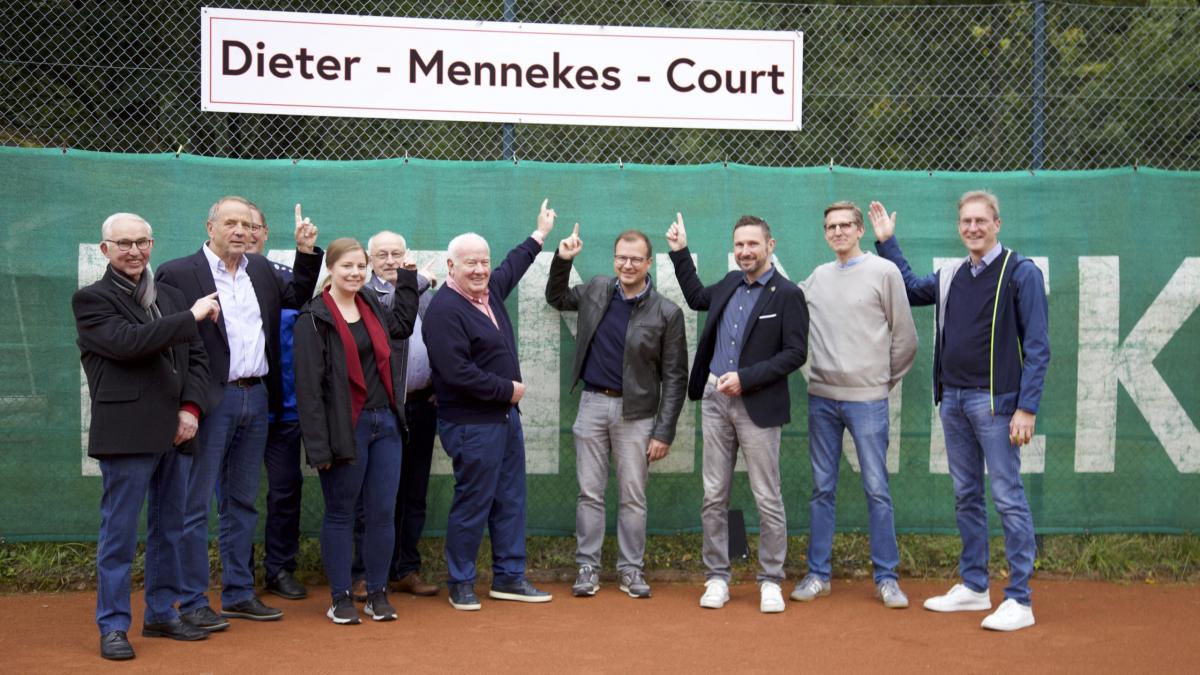 Gerhard Stamm (Helfer-Urgestein des TC), Reinhard Thiedemann (Vorsitzender), Sportwart Jürgen Lübke, Nadine Grünewald und Stephan Ochsenfeld (Gemeindesportverband), Walter und Christopher Mennekes, Bügermeister Björn Jarosz, Dr. Thomas Vente (2. Vorsitzender), Martin Schulte (Geschäftsführer TC). von privat