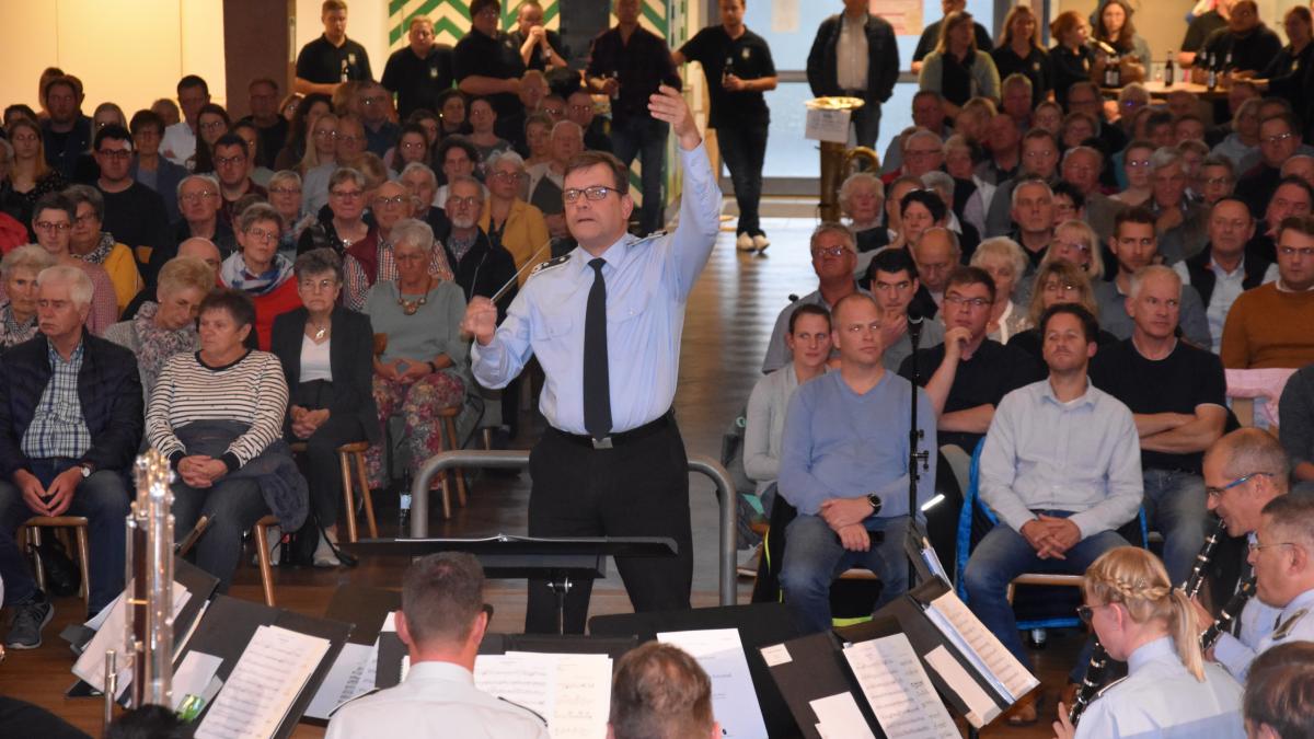Dirigent Christoph Scheibling und die Musiker bescheren den Gästen in der fast vollbesetzten Schützenhalle einen fantastischen Konzertabend. von Nicole Voss