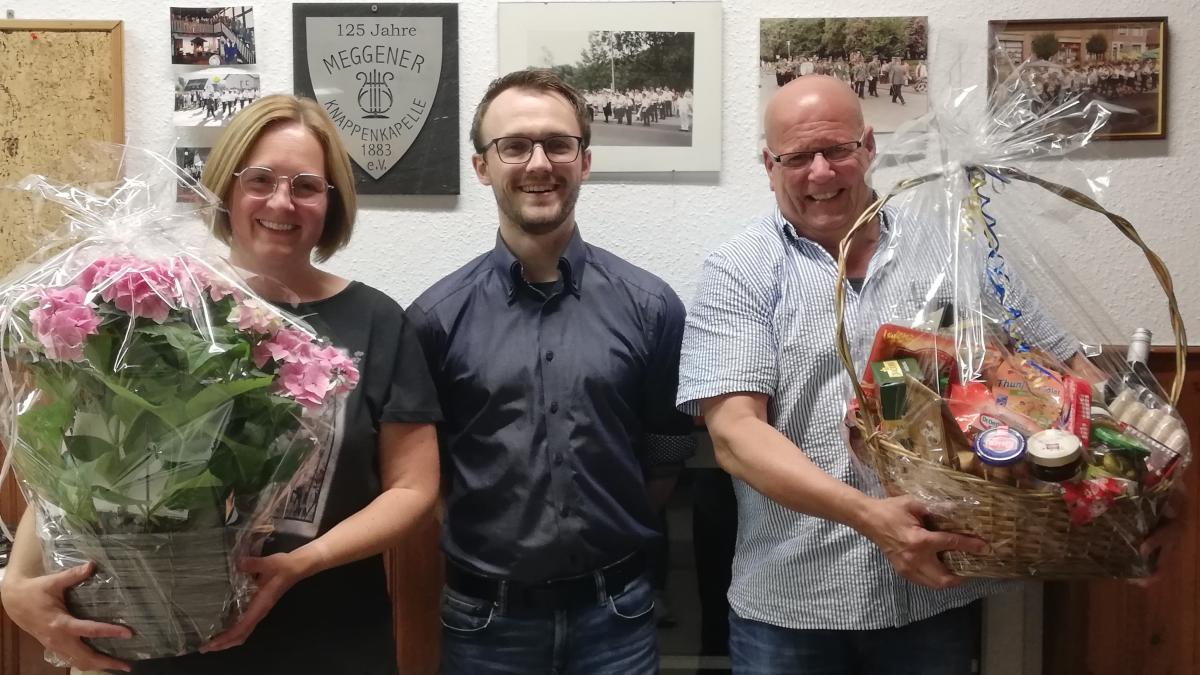 Kürzlich fand die JHV des Spielmannszugs Schönholthausen statt. Michael Beste feierte seinen 60. Geburtstag und bekam von Judith Sieler und Jan Schürrmann (Mitte) einen Geschenkkorb überreicht. von privat