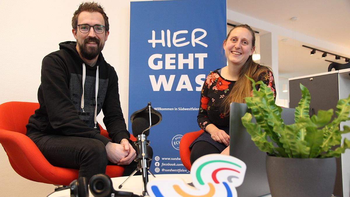 Freuen sich, wenn ihr mal in den Podcast reinhört: Johanna Maurer und Stephan Müller aus dem Team der Südwestfalen Agentur. von Celine Kebben, Südwestfalen Agentur