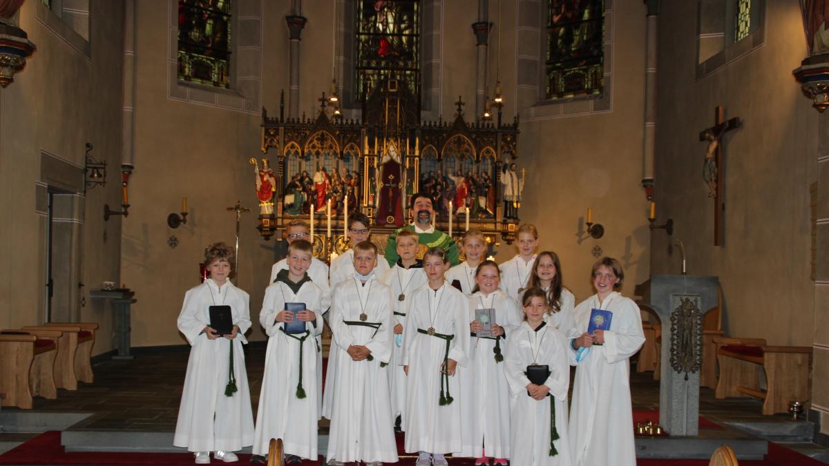 Die Gemeinde St. Antonius Iseringhausen freut sich über 13 neue Messdiener. von privat