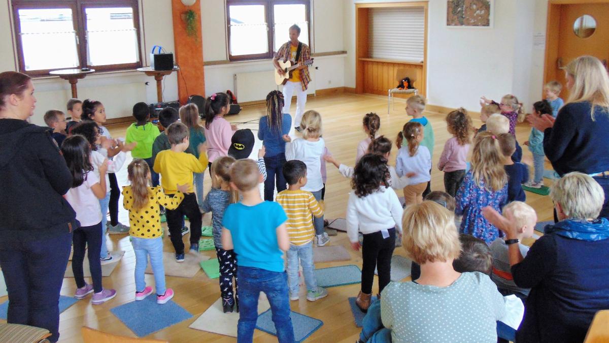 Liedermacher Rainer Wenzel animierte die Kindergartenkinder zum Singen und Tanzen von privat