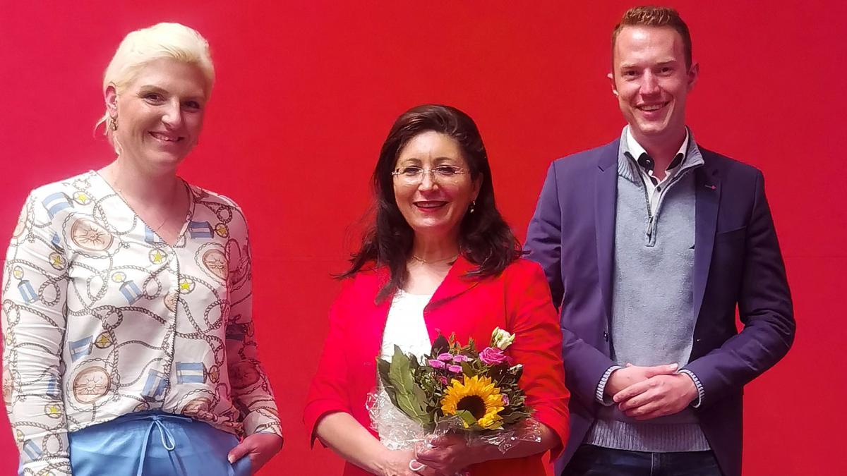 Nezahat Baradari (Mitte) ist die neue Vorsitzende des SPD-Kreisverband es Olpe. Die beiden stellvertretenden Vorsitzenden sind Christin-Marie Stamm (li.) und Sebastian Menn. von privat