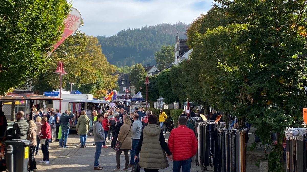 Endlich wieder Herbstmarkt in Altenhundem: Bei strahlendem Sonnenschein bummelten am Wochenende zahlreiche Besucher durch die Straßen. von Kerstin Sauer