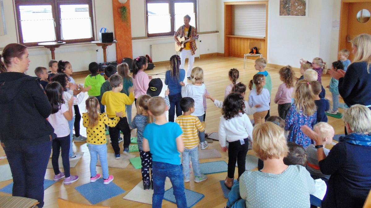 Kinder und Erzieherinnen hatten viel Spaß beim Mitmach-Konzert mit Liedermacher Rainer Wenzel im Kindergarten St. Bartholomäus Meggen. von privat