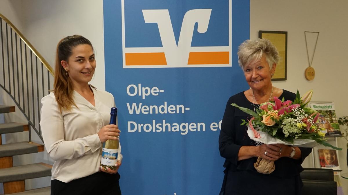 Als Privatkundenberaterin Carolina Nehm (links) die frohe Botschaft vom Gewinn überbrachte, war die Freude bei Marianne Elsner riesengroß. von Volksbank OWD
