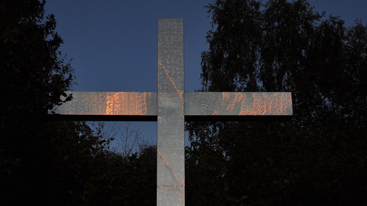 Auch dieses Kreuz, das in der untergehende Sonne brennt und einen Zweiklang hat, ist während der Wanderung auch zu sehen. von privat