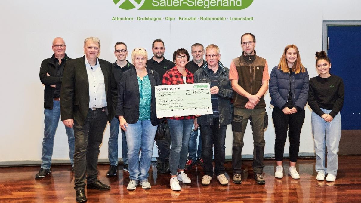 Einen stattlichen Spendenscheck konnten Geschäftsführung und Belegschaft der Raiffeisen Sauer-Siegerland überreichen. von Raiffeisen