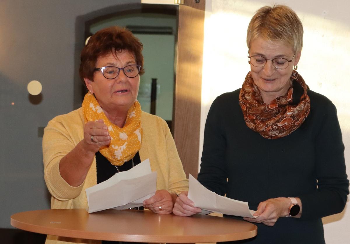Rita Clemens (re.) und Inga Baraneck blickten reimend zurück. von Rüdiger Kahlke