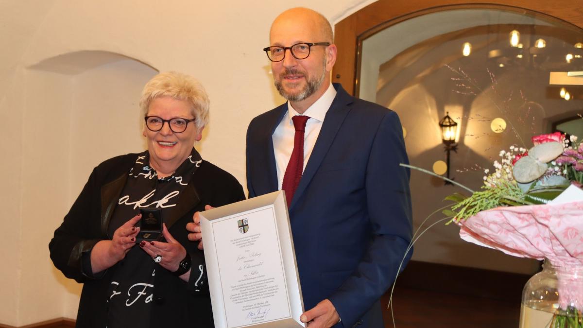 Hohe Auszeichnung in Drolshagen. Bürgermeister Ulrich Berghof überreichte Jutta Nebeling Ehrennadel und Urkunde. von Rüdiger Kahlke