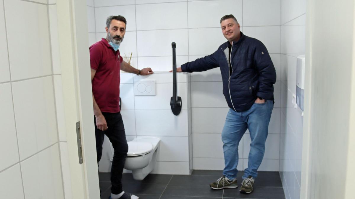 Bis zur Eröffnung der neuen Eisdiele von Michael Jabuinski Demetrio (rechts) ist die Toilette über den Dönerladen von Mustafa Asan (links) zugänglich. von Rüdiger Kahlke
