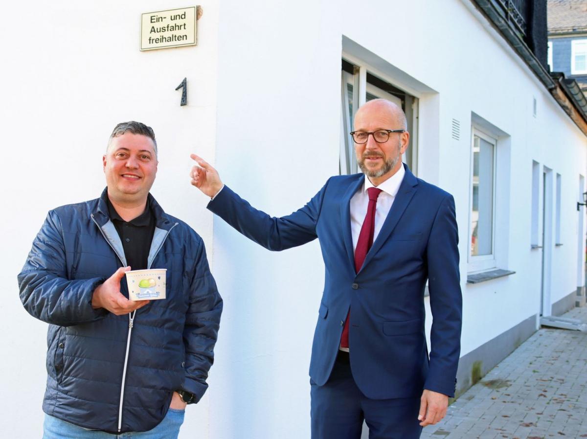 Bürgermeister Ulrich Berghof (rechts) zeigt an, wo künftig ein Schild auf die neue Toilette hinwiesen soll. von Rüdiger Kahlke