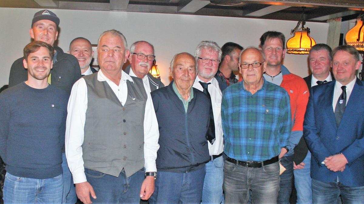 Die Mitgliedsjubilare und Teamleiter des FC Langenei-Kickenbach mit Kurt Schauerte (6. von links), der seit 75 Jahren Vereinsmitglied ist. von privat