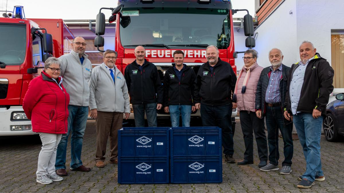 Übergabe der vier Flutboxen am Feuerwehrgerätehaus in Lenhausen durch den Vorstand des VdK Finnentrop an die Feuerwehr der Gemeinde Finnentrop. von Feuerwehr Finnentrop