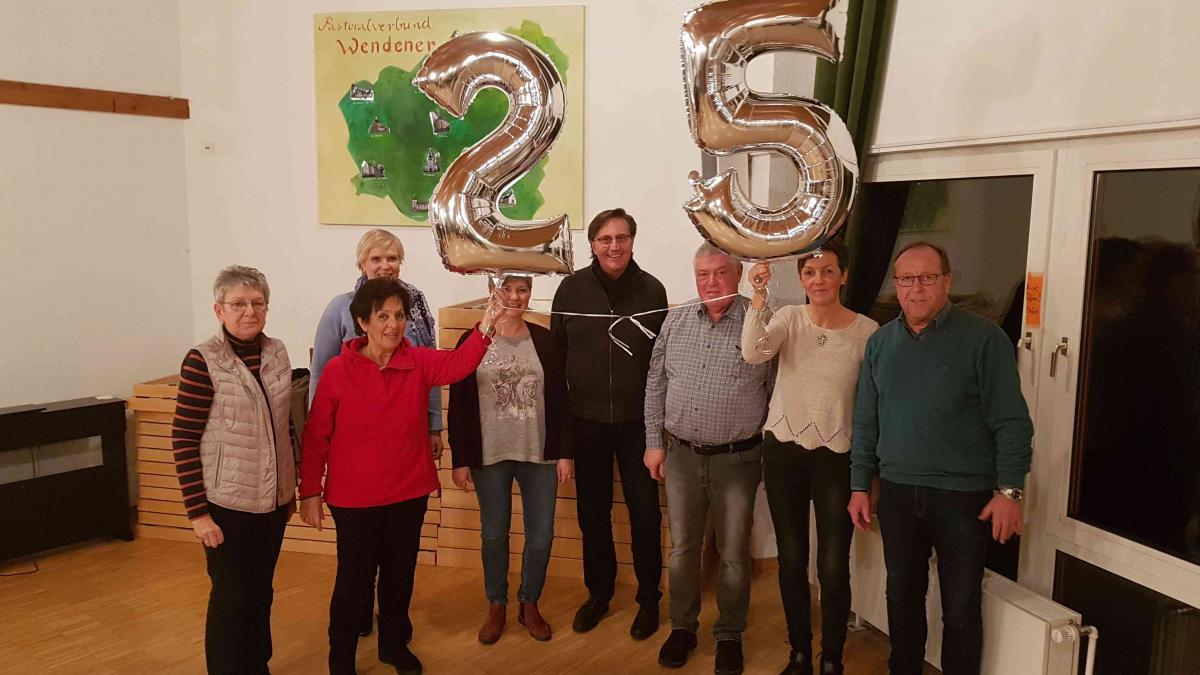 Bei einer Probe im Januar 2020 bedankte sich der Kirchenchor bei Maurizio Quaremba (4. von rechts) für seine 25-jährige Tätigkeit. von privat