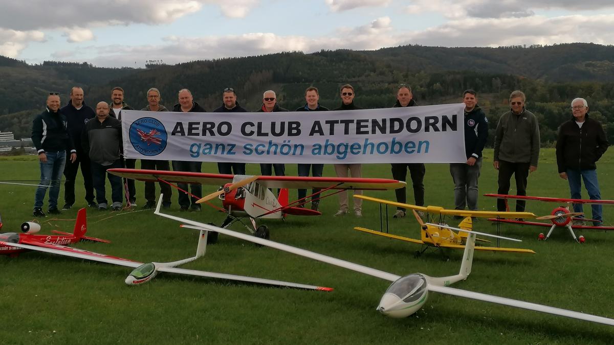 Die Mitglieder des Aero-Clubs Attendorn sind stolz auf ihre Modellflugzeuge und lieben ihr Hobby. von Kimberley Geyer