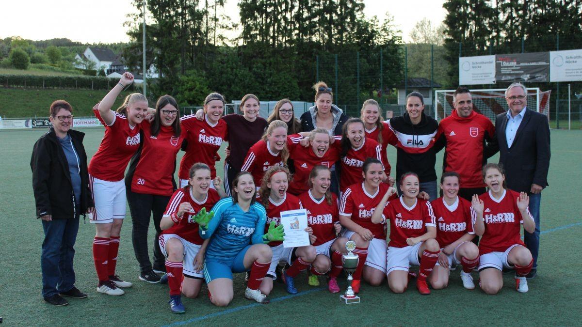 Das Bild zeigt die Frauenmannschaft des FC Finnentrop nach dem 5:0 Sieg im Kreispokalfinale 2019 gegen Rot-Weiß Ostentrop-Schönholthausen. von privat