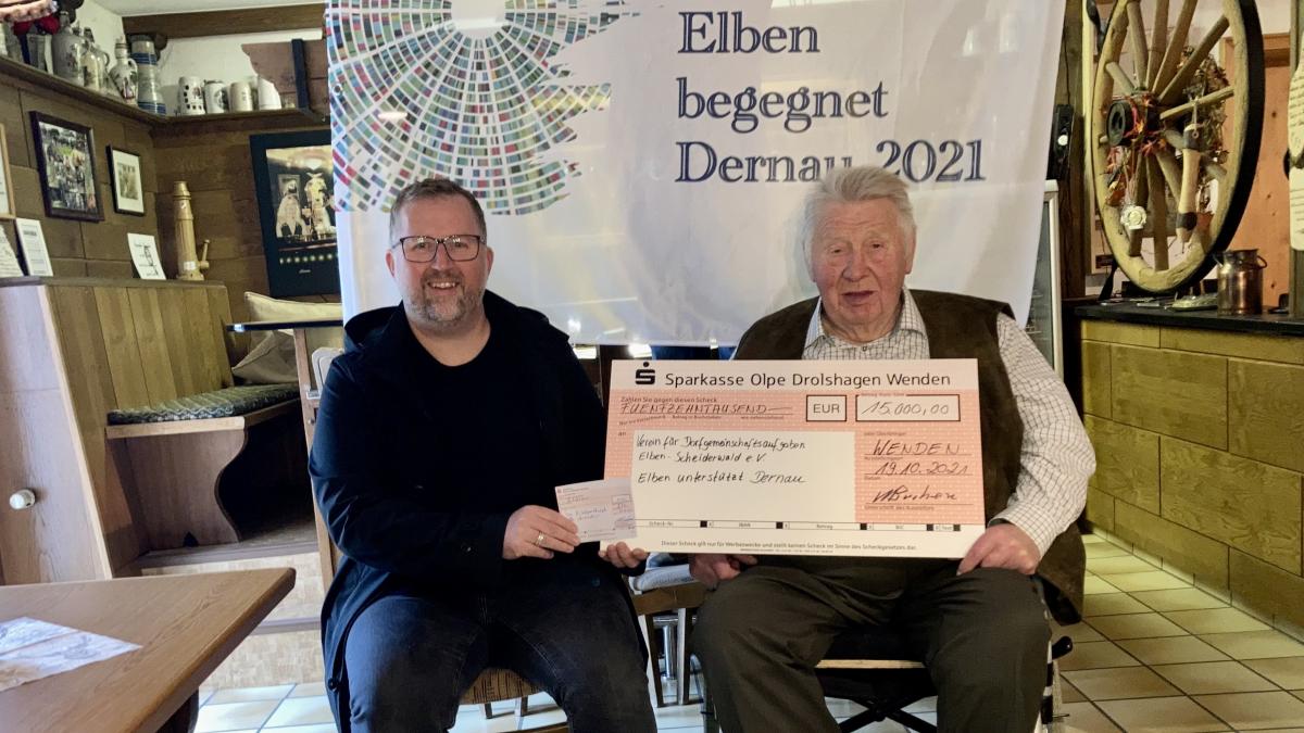 Hubertus Sieler (links) vom Fluthilfeprojekt „Elben unterstützt Dernau“ nahm jetzt den großzügigen Spendenscheck des Girkhauser Unternehmers Willi Buchen entgegen. von Lorena Klein
