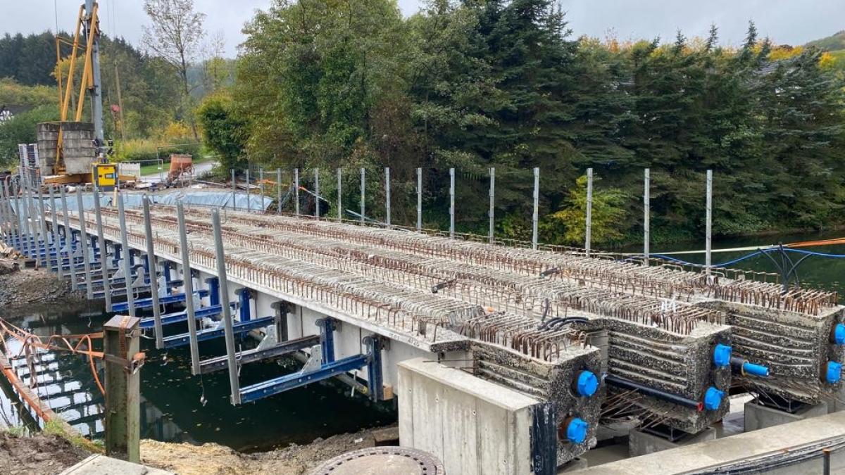 Der Neubau der Frielentroper Brücke ist mit der Anlieferung und Montage der Hauptträger weiter nach vorne gegangen. von privat