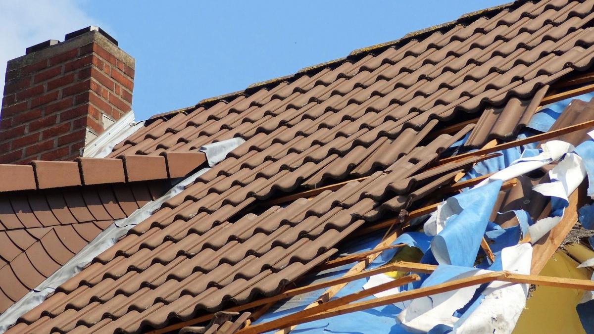 Dachziegel, die sich vom Dach lösen, gehören zu den häufigsten Sturmschäden. von Symbolfoto Pixabay