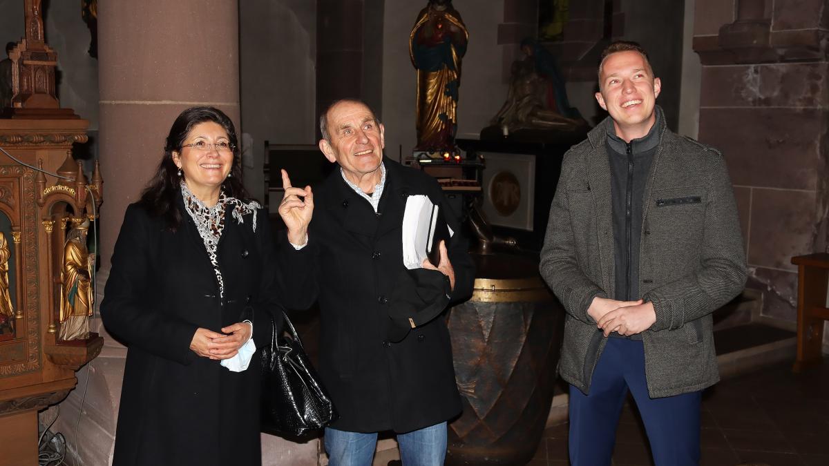 SPD-MdB Nezahat Baradari, Alfons Heimes und Sebastian Menn beim Rundgang durch die Saalhauser Pfarrkirche. von privat
