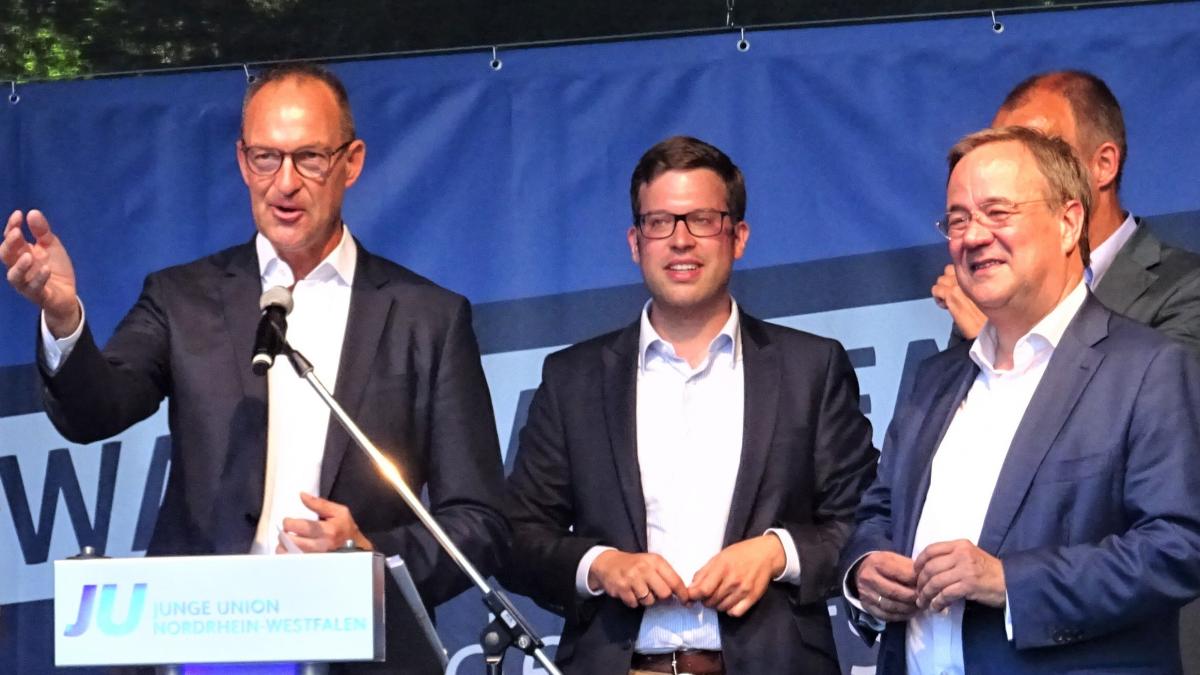 Kreisvorsitzender Jochen Ritter (links) und Bundestagskandidat Florian Müller (Mitte) hießen im Sommer Kanzlerkandidat Armin Laschet in Olpe willkommen. von Sigrid Mynar