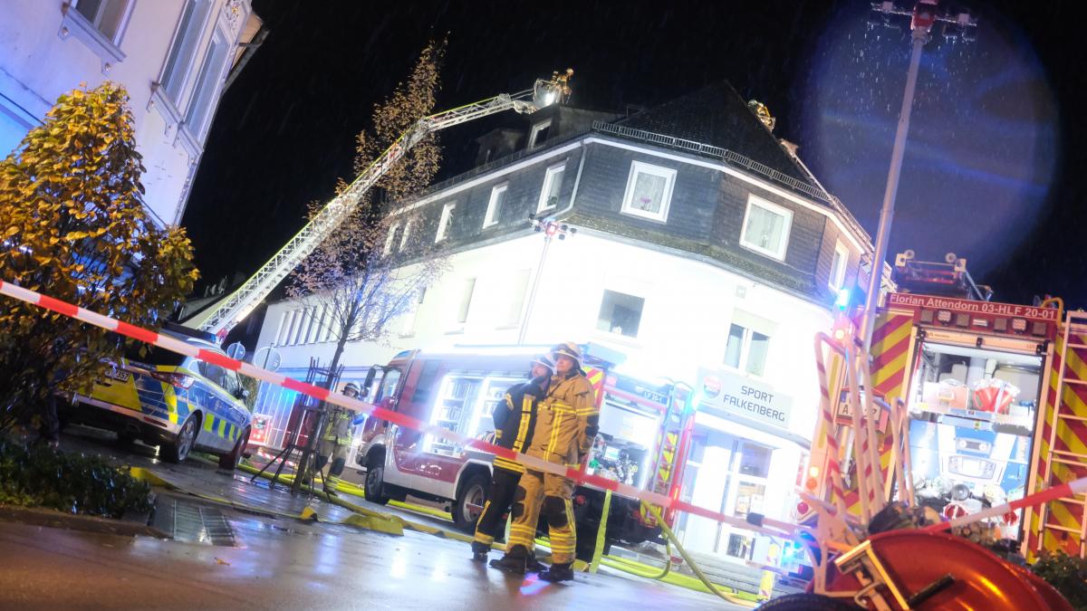Von zwei Drehleitern aus bekämpften die Feuerwehren aus Attendorn, Ennest und Bamenohl den Dachstuhlbrand in der Straße Hofestatt. von Adam Fox