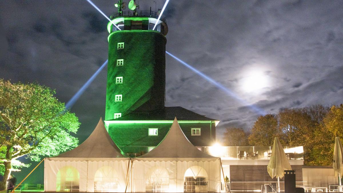 Die Hohe Bracht ist im Rahmen von Lennestadt leuchtet in Grün illuminiert und bereits aus mehreren Kilometern Entfernung zu sehen. von Nils Dinkel