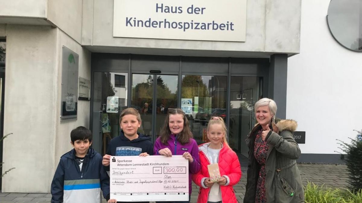 Die Kommunionkinder aus Kirchveischede überreichten den Spendenscheck an Melanie Bähr (rechts). von privat