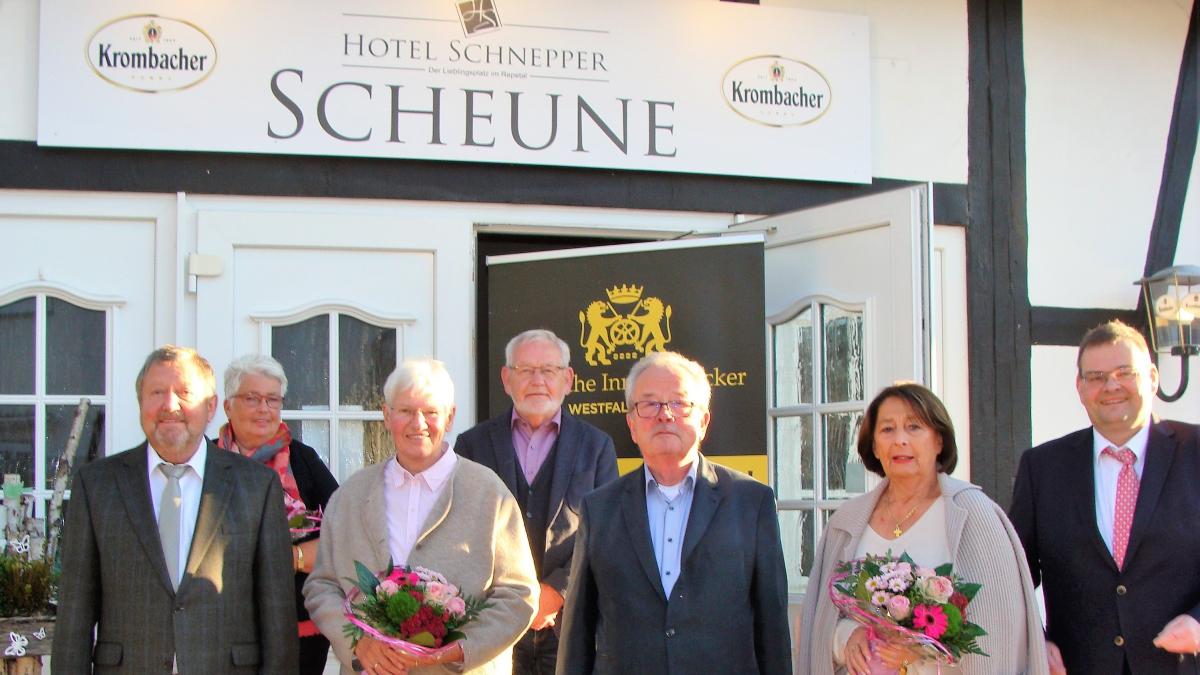 Ludger Deimel, Vinzenz Hümmeler und Bernhard Maiworm mit ihren Ehefrauen freuten sich über die persönliche Glückwünsche von Obermeister Georg Sangermann. von privat