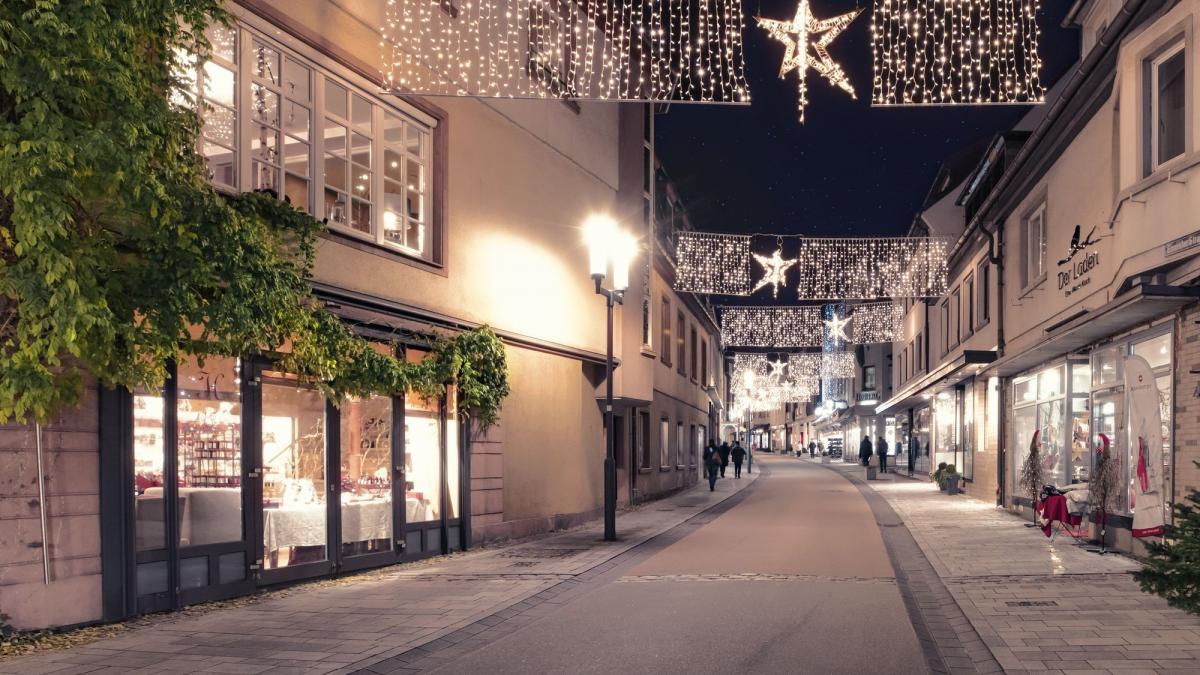 Die weihnachtliche Beleuchtung in der Ennester Straße. von David Bock Marketing & Design